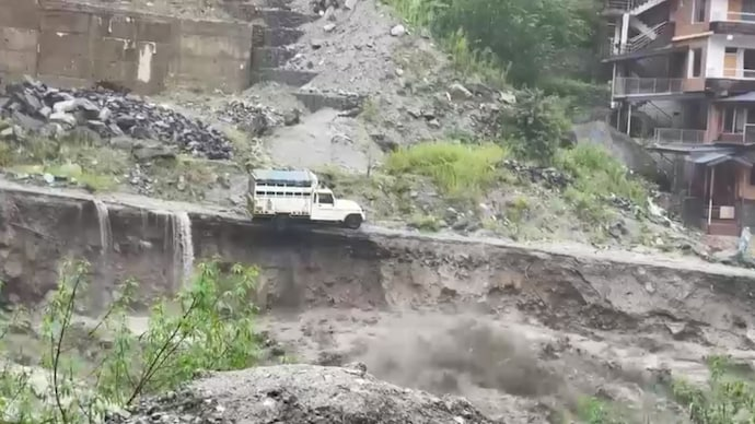 മണാലിയിൽ വെള്ളപ്പൊക്കം: ഹൈവേ ഒലിച്ചുപോയി; നദികൾ കരകവിഞ്ഞു