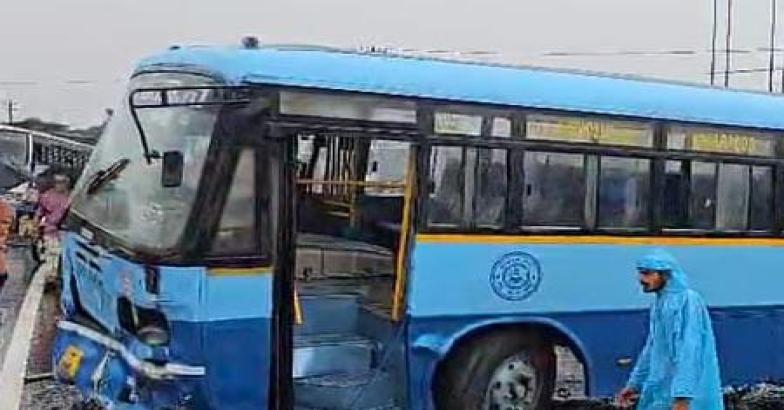 തലപ്പാടിയില്‍ അമിത വേഗത്തിലെത്തിയ കര്‍ണാടക ആര്‍ടിസി ബസ്സിന്റെ നിയന്ത്രണം വിട്ട് അപകടം; 4 പേര്‍ മരിച്ചു