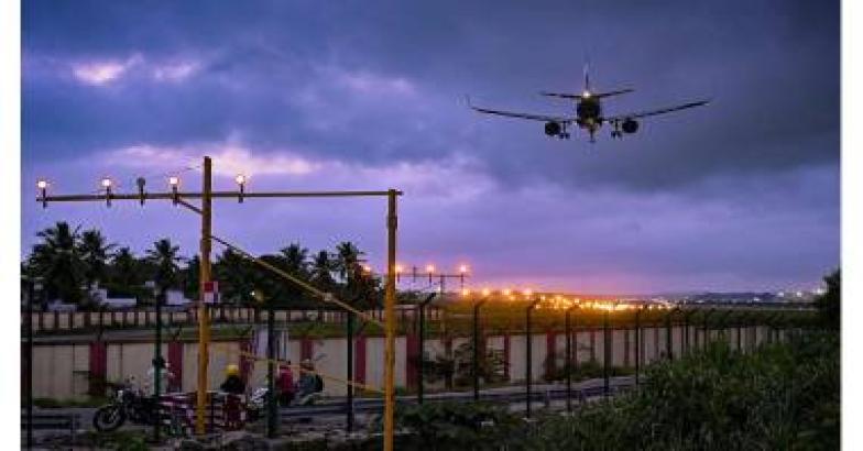 കനത്ത മഴയില്‍ റണ്‍വേ കാണാനായില്ല; ഏറെ വൈകി വിമാനത്തിന്റെ ലാന്‍ഡിങ് 