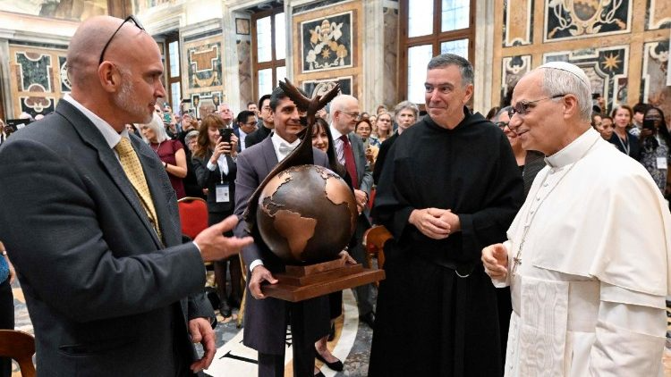 മനുഷ്യാന്തസ്സിനെ മാനിക്കുന്ന വിധത്തിൽ അഭയാർത്ഥികളും കുടിയേറ്റക്കാരുമായ വ്യക്തികൾക്ക് വേണ്ടി പ്രവർത്തിക്കുക: ലിയോ പതിനാലാമൻ പാപ്പാ