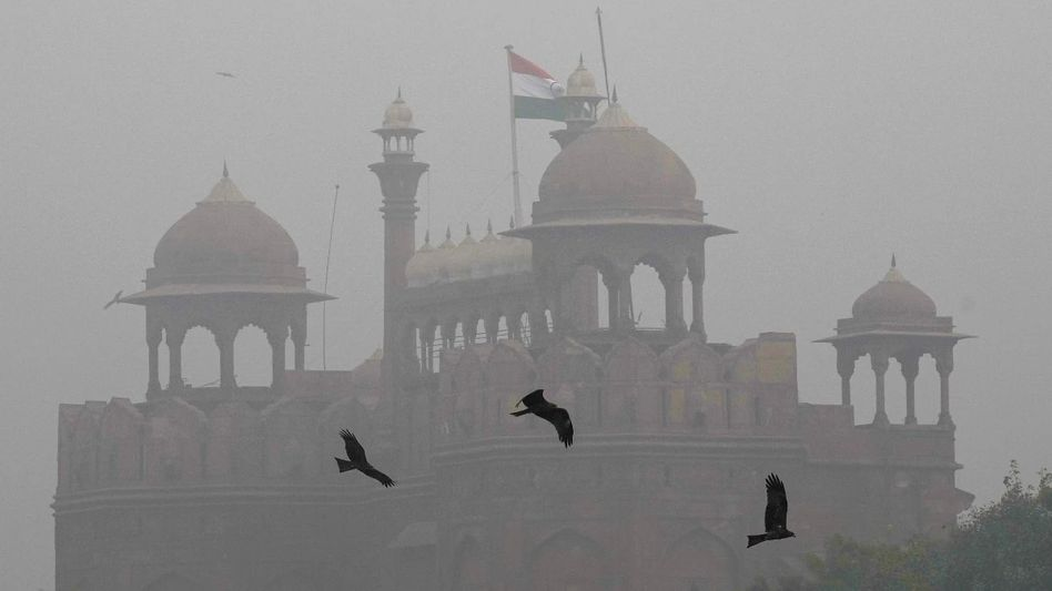 ഡൽഹിയിൽ 'ഗ്രീൻ ദീപാവലി' പുകയിൽ മുങ്ങി; വായു ഗുണനിലവാരം അതീവ ഗുരുതരം