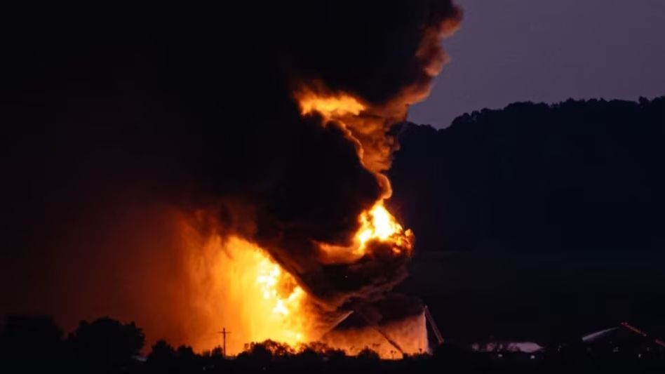 അമേരിക്കയിൽ കാർ​ഗോ വിമാനം തകർന്നുവീണു; നിരവധി പേർക്ക് പരിക്ക്