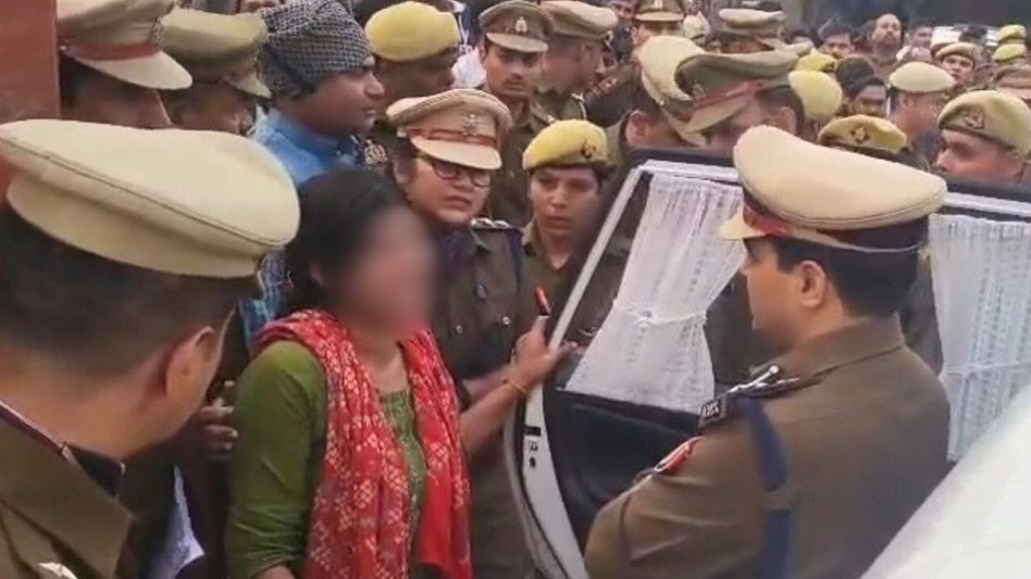 കൂട്ടബലാത്സംഗ അതിജീവിതയും പോലീസും തമ്മിൽ ഉന്തും തള്ളും; ഡിഐജിയെ കാണാൻ അനുവദിക്കാതെ പോലീസ്