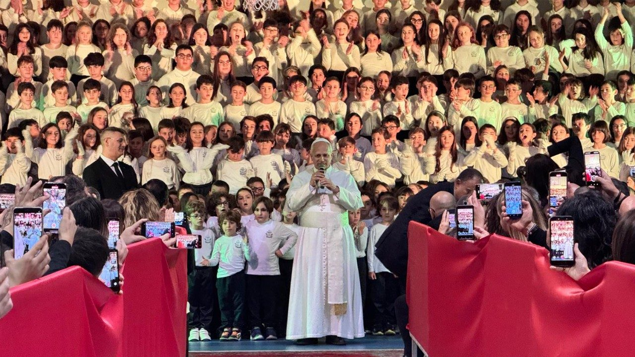 Pope to school children: At Christmas, build peace and unity