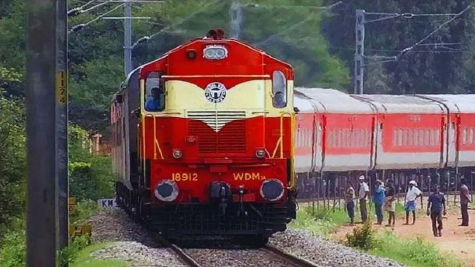 തൃശൂർ റെയിൽവേ സ്റ്റേഷൻ പാർക്കിങ്ങിൽ തീപിടിത്തം; നിരവധി ബൈക്കുകൾ കത്തി നശിച്ചു