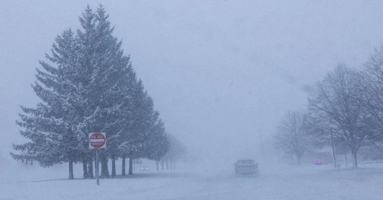 അമേരിക്കയിൽ കനത്ത മഞ്ഞുവീഴ്ചയും ശീതക്കാറ്റും: പതിനായിരക്കണക്കിന് വിമാനങ്ങൾ റദ്ദാക്കി, 21 സംസ്ഥാനങ്ങളിൽ അടിയന്തരാവസ്ഥ