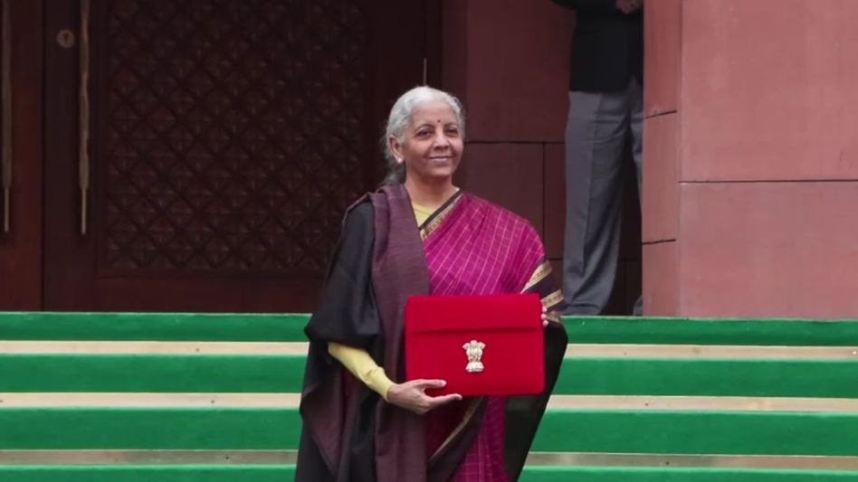 ഒൻപതാം ബജറ്റിന് കാഞ്ചീവരം തിളക്കം; കൈത്തറി പാരമ്പര്യം കൈവിടാതെ നിർമ്മല സീതാരാമൻ