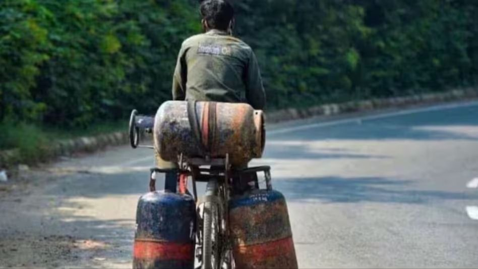 ബജറ്റ് ദിനത്തിൽ സാധാരണക്കാർക്ക് ആഘാതം; വാണിജ്യ എൽപിജി സിലിണ്ടർ വിലയിൽ 50 രൂപയുടെ വർദ്ധനവ്