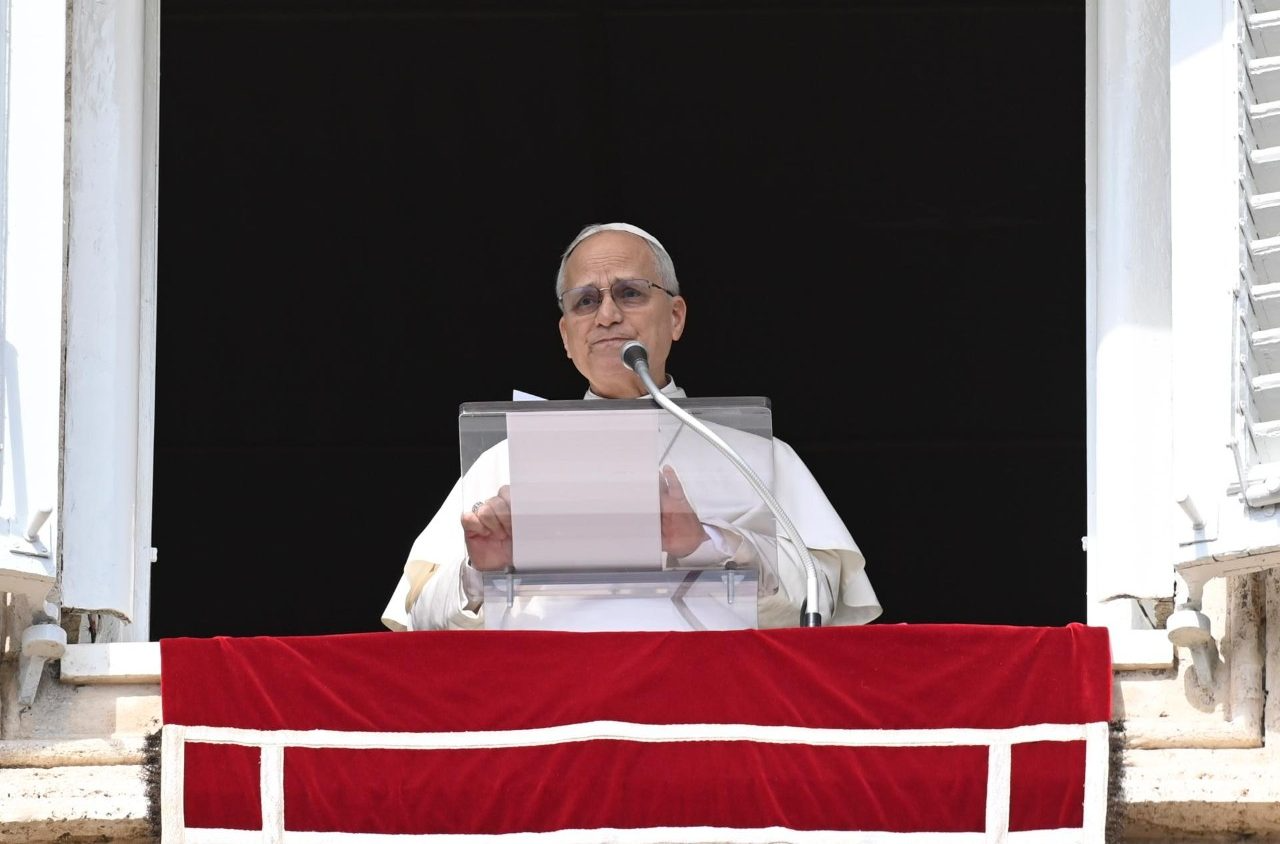 Pope at Angelus: Faith opens our eyes to suffering humanity