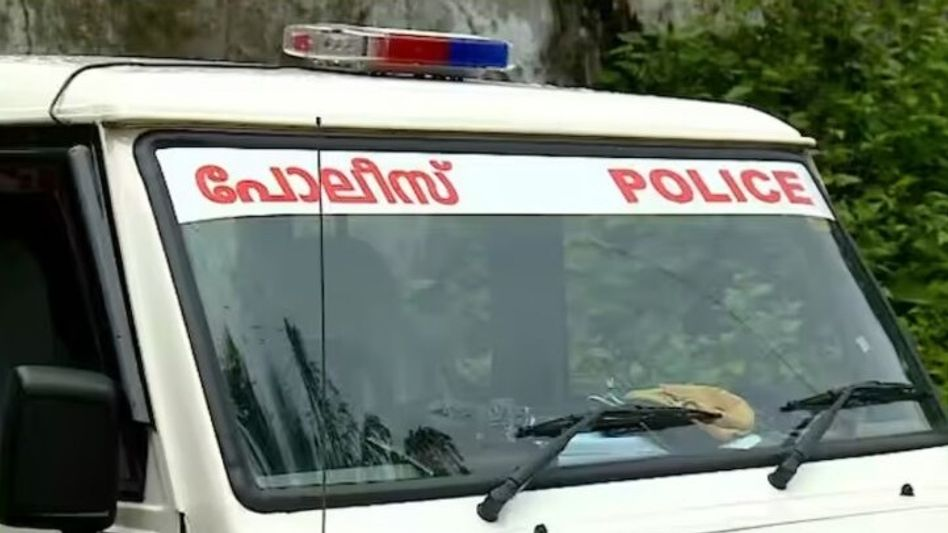 തൃശ്ശൂരിൽ വോട്ടിനായി കിറ്റ് വിതരണം ചെയ്തെന്ന് പരാതി