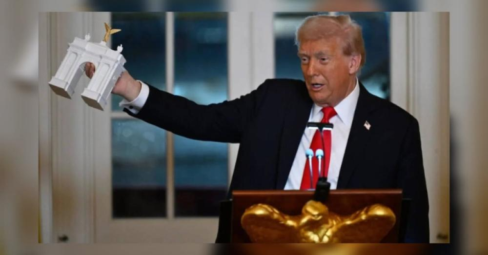 പാരീസിനെ വിറപ്പിക്കാൻ ആർക്ക് ഡി ട്രംപ്; പ്ലാൻ വെളിവാക്കുന്ന രഹസ്യരേഖയുമായി ഡൊണാൾഡ് ട്രംപിന്റെ വൈറൽ വീഡിയോ