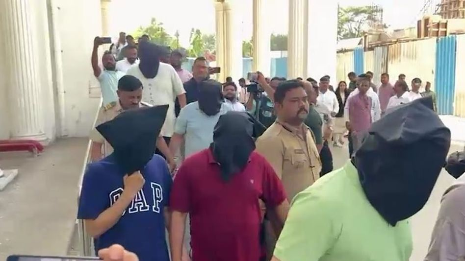 നിർബന്ധിത നമസ്‌കാരം, അശ്ലീല ആംഗ്യങ്ങൾ, പീഡനം