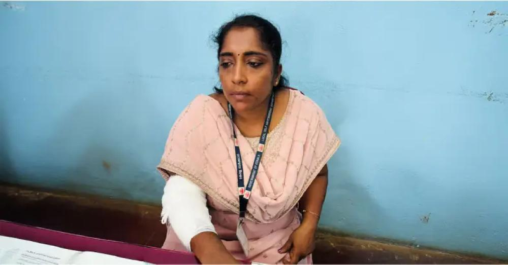 വിധവ പെന്‍ഷന് എത്തിയ സ്ത്രീ റവന്യു ഇന്‍സ്‌പെക്ടറെ കടിച്ച് പരിക്കേല്‍പ്പിച്ചു; സംഭവം മുക്കം നഗരസഭയില്‍