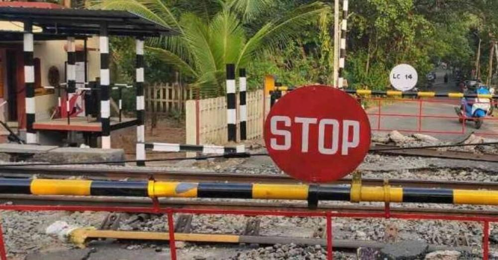 റെയിൽവേ ഗേറ്റിലെ 'അഭ്യാസപ്രകടനം' ഇനി നടക്കില്ല; നിയമലംഘകർക്ക് ലൈസൻസ് നഷ്ടമാകും