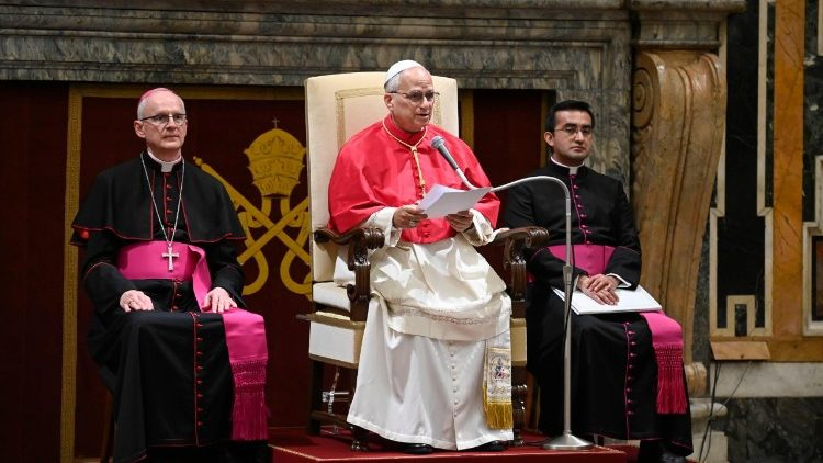 Pope urges new ambassadors to contribute to 'greatly-needed peace'
