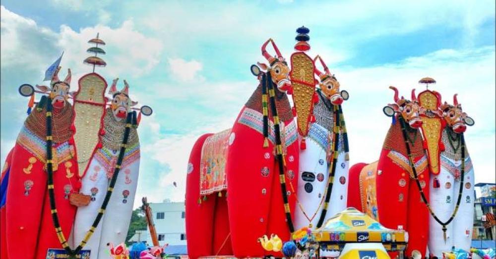 ഓച്ചിറ കാളകെട്ട് ഉത്സവം; മൂന്ന് താലൂക്കുകളില്‍ വിദ്യാഭ്യാസ സ്ഥാപനങ്ങൾക്കും സർക്കാർ ഓഫീസുകൾക്കും നാളെ പ്രാദേശിക അവധി