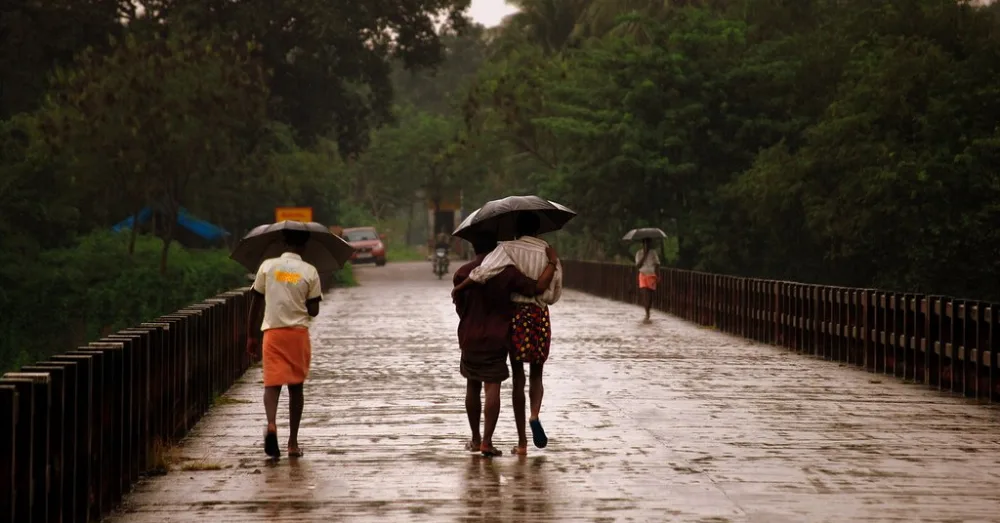ബംഗാൾ ഉൾക്കടലിൽ ചുഴലിക്കാറ്റ് സാധ്യത; സംസ്ഥാനത്ത് റെഡ്, ഓറഞ്ച് അലർട്ടുകൾ പ്രഖ്യാപിച്ചു