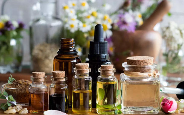 Best Essential Oils For Skin: ചർമ്മത്തിന് പ്രായക്കൂടുതൽ തോന്നാതിരിക്കാൻ ഉപയോഗിക്കാം ഈ എണ്ണകൾ - best essential oils you can choose to pamper your skin