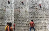 Srinivasa Sagar dam: വെള്ളച്ചാട്ടത്തിനിടയിലൂടെ അണക്കെട്ടിൽ വലിഞ്ഞ് കയറി അഭ്യാസം, ഒടുവിൽ വീഴ്ച; യുവാവിന് ​ഗുരുതര പരിക്ക് - youth attempts to scale karnataka dam wall and falls down from 30 feet